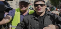 Fans de la banda irlandesa Kneecap rodean un tribunal de Londres mientras el rapero Mo Chara enfrenta un cargo relacionado con el terrorismo.