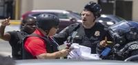 Periodista en español que documenta redadas de inmigración fue detenido por ICE tras arresto en protesta