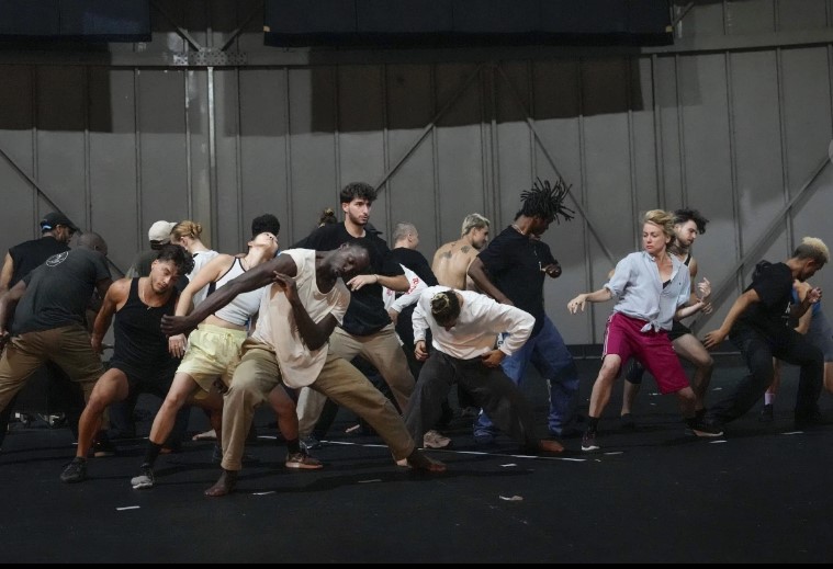 Bailarines ensayan